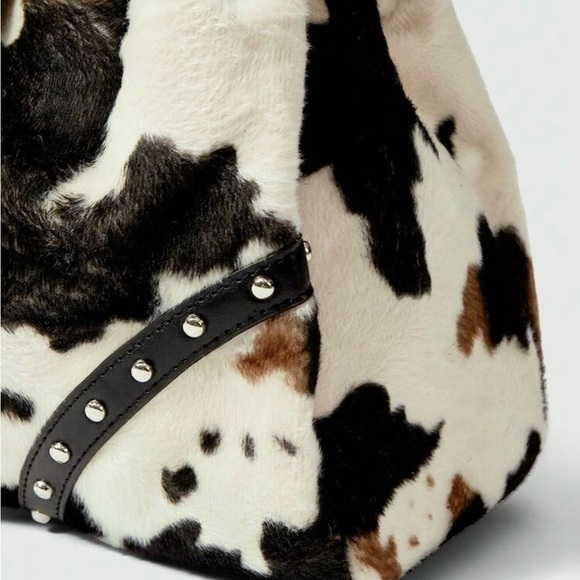Stylish Cowhide Shoulder Bag with Cross Detail - Picture 4 of 5